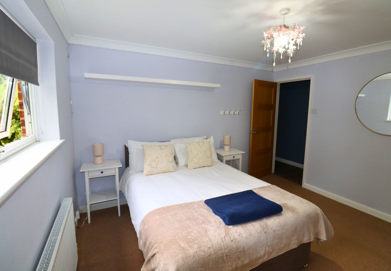House in Egham - Spacious 5-Bedroom Home with Large Garden in Egham