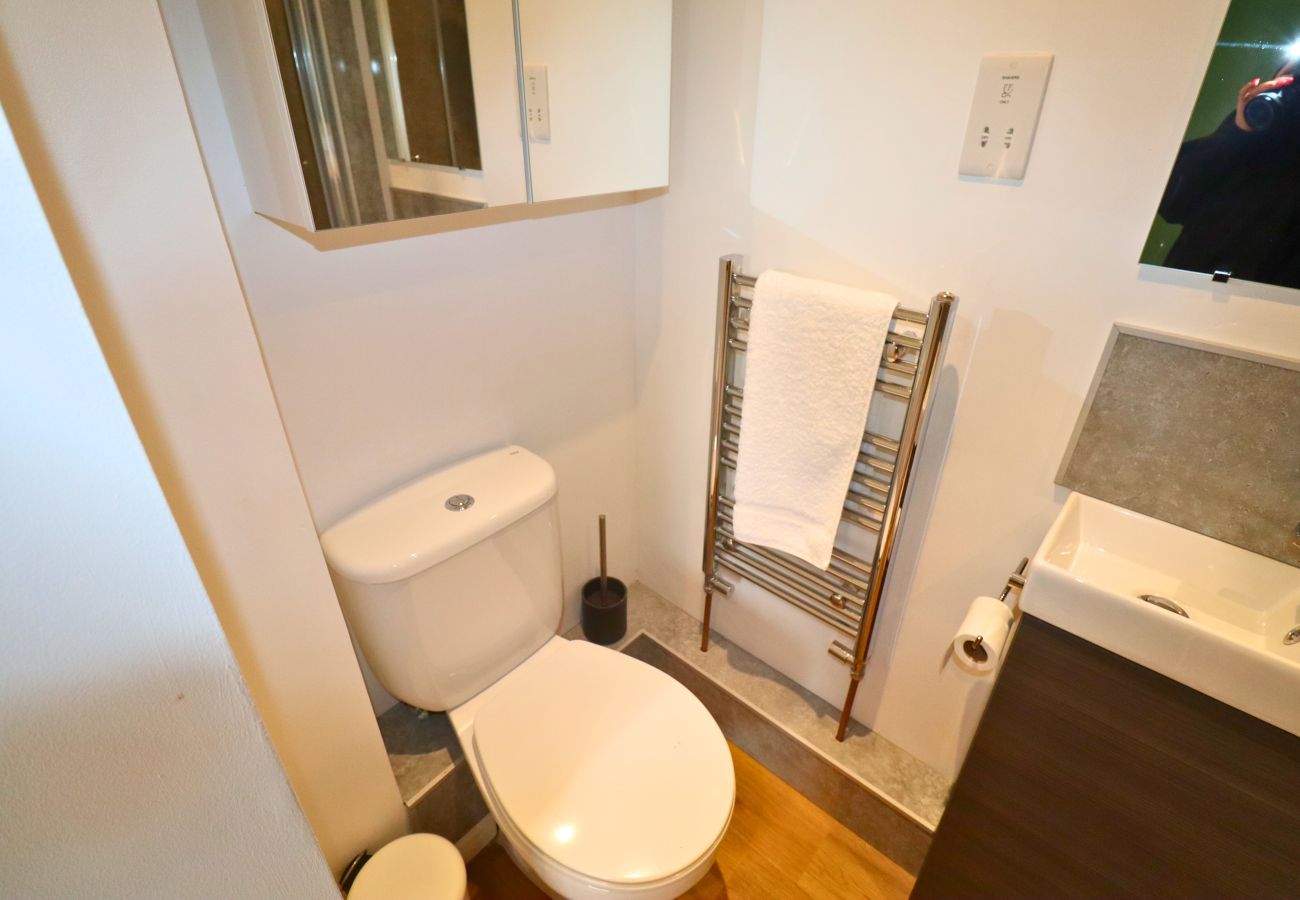 House in Egham - Spacious 5-Bedroom Home with Large Garden in Egham