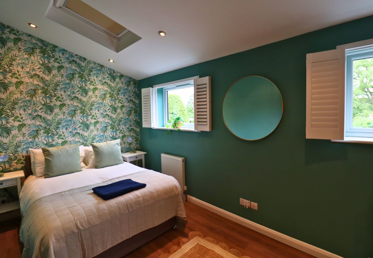 House in Egham - Spacious 5-Bedroom Home with Large Garden in Egham