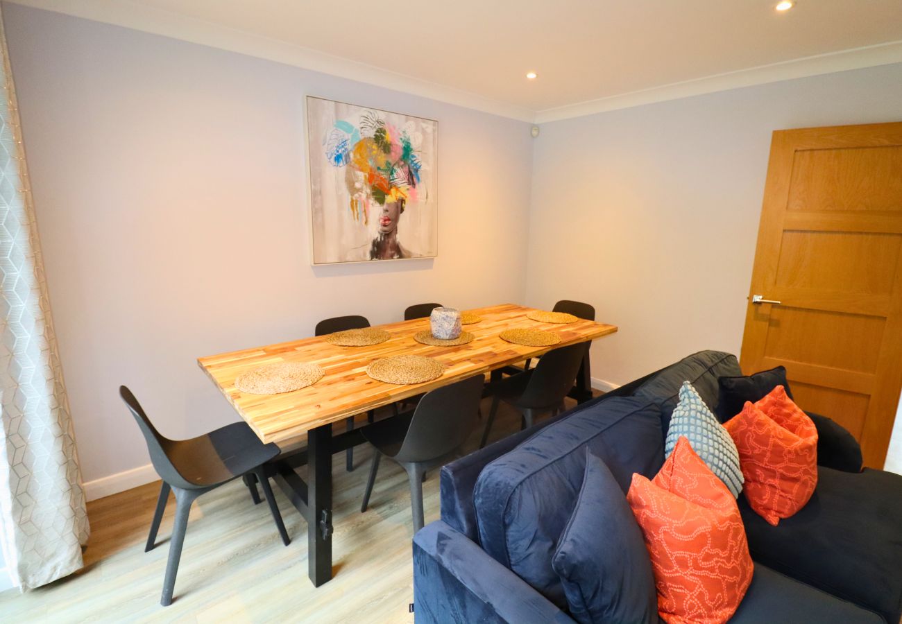 House in Egham - Spacious 5-Bedroom Home with Large Garden in Egham