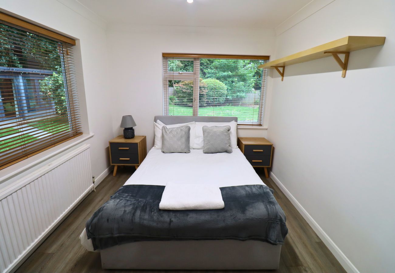 House in Egham - Spacious 5-Bedroom Home with Large Garden in Egham