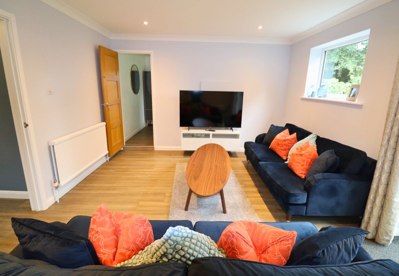 House in Egham - Spacious 5-Bedroom Home with Large Garden in Egham