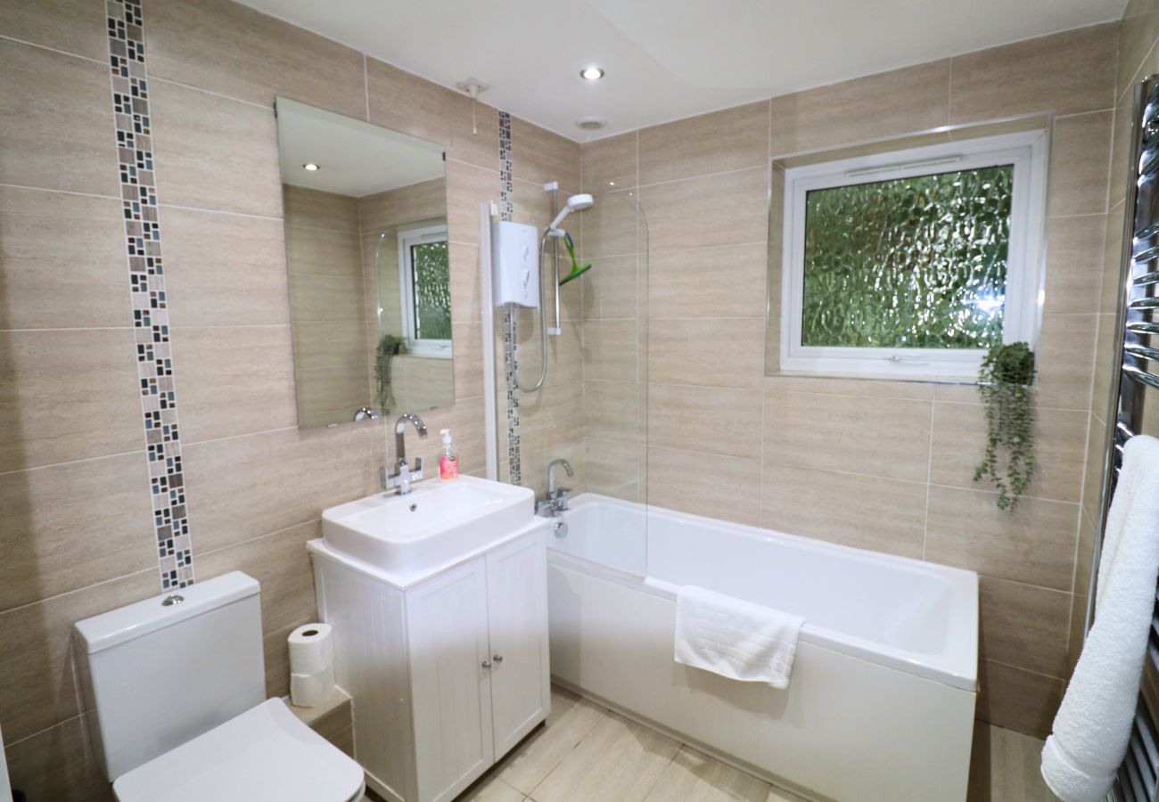 House in Egham - Spacious 5-Bedroom Home with Large Garden in Egham