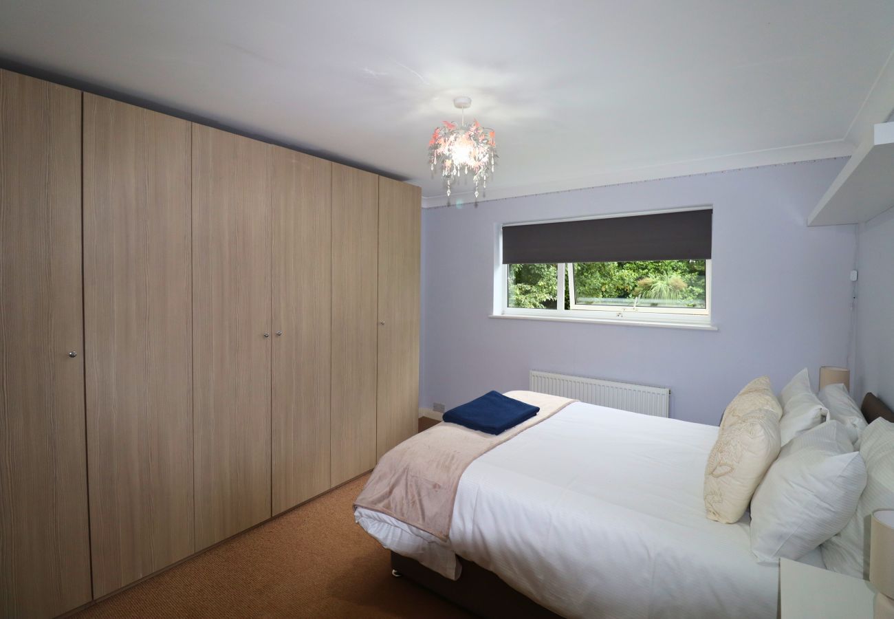 House in Egham - Spacious 5-Bedroom Home with Large Garden in Egham