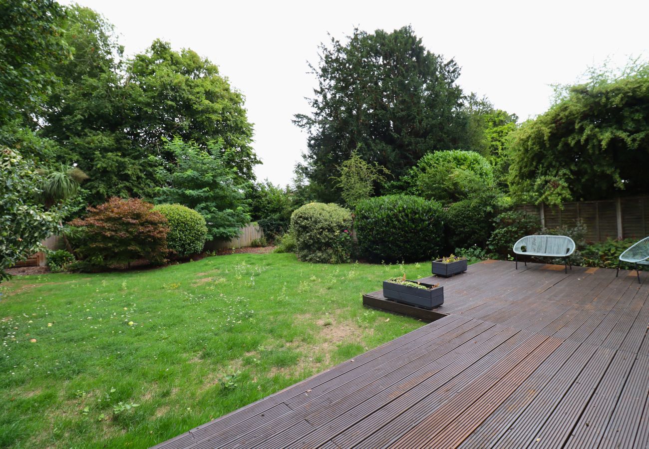 House in Egham - Spacious 5-Bedroom Home with Large Garden in Egham