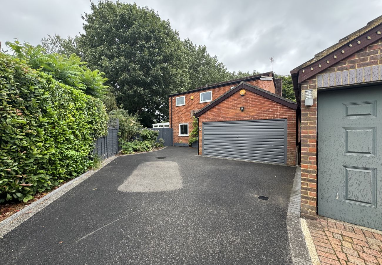 House in Egham - Spacious 5-Bedroom Home with Large Garden in Egham