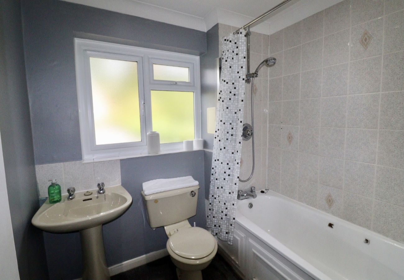 House in Addlestone - Spacious 5 bedroom, 2.5 bathroom house in Addlestone