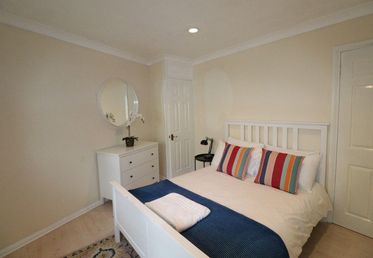 House in Addlestone - Spacious 5 bedroom, 2.5 bathroom house in Addlestone