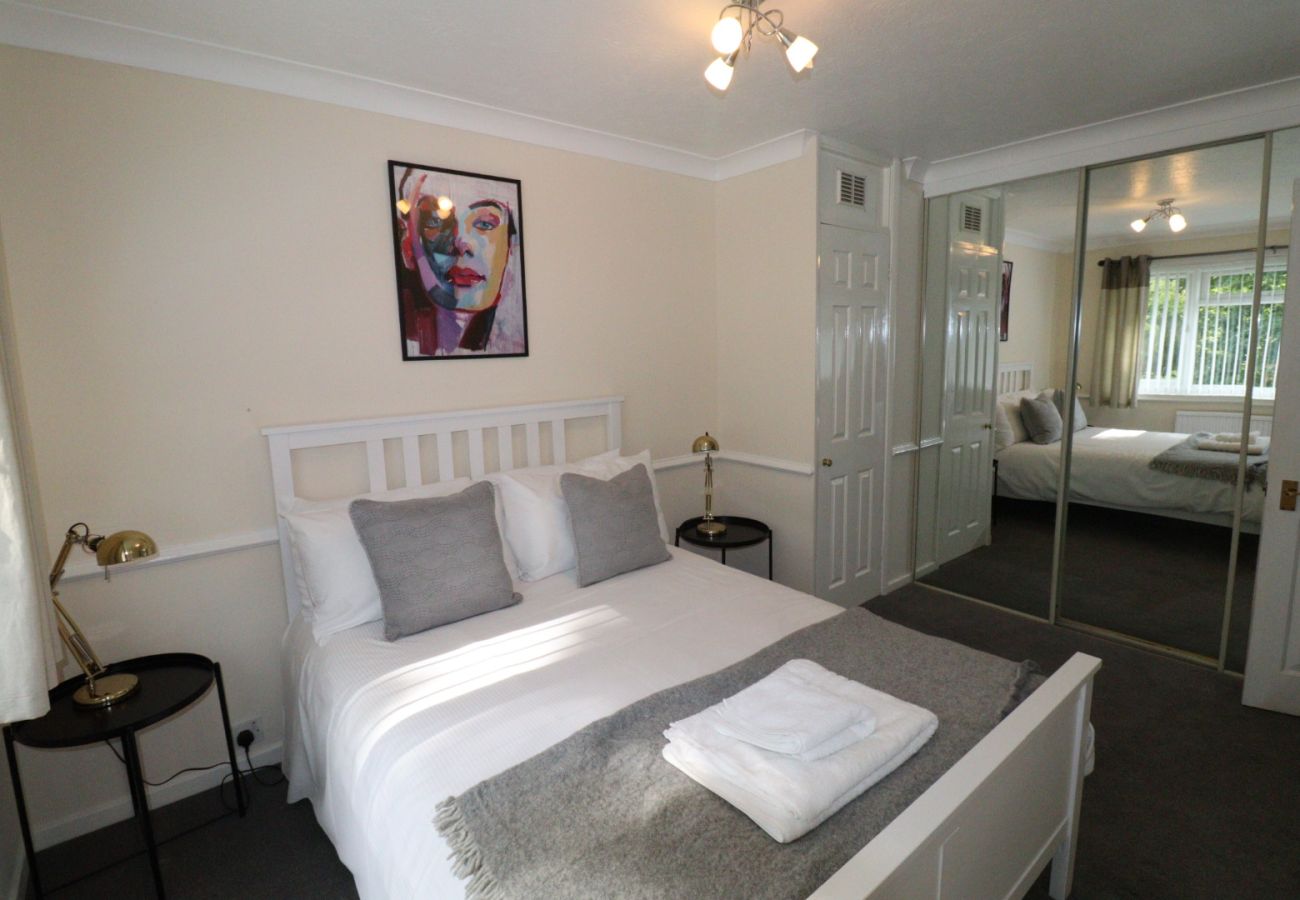 House in Addlestone - Spacious 5 bedroom, 2.5 bathroom house in Addlestone