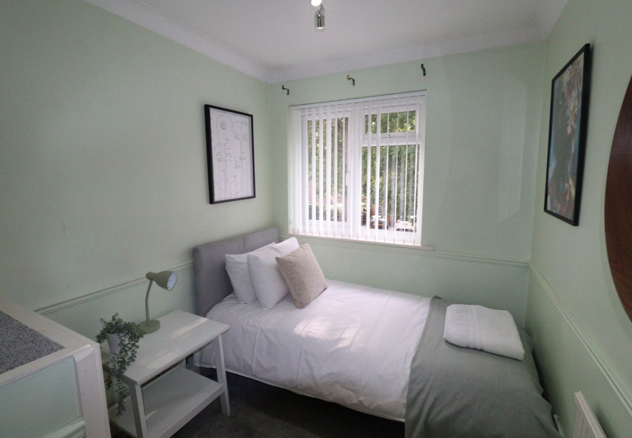 House in Addlestone - Spacious 5 bedroom, 2.5 bathroom house in Addlestone