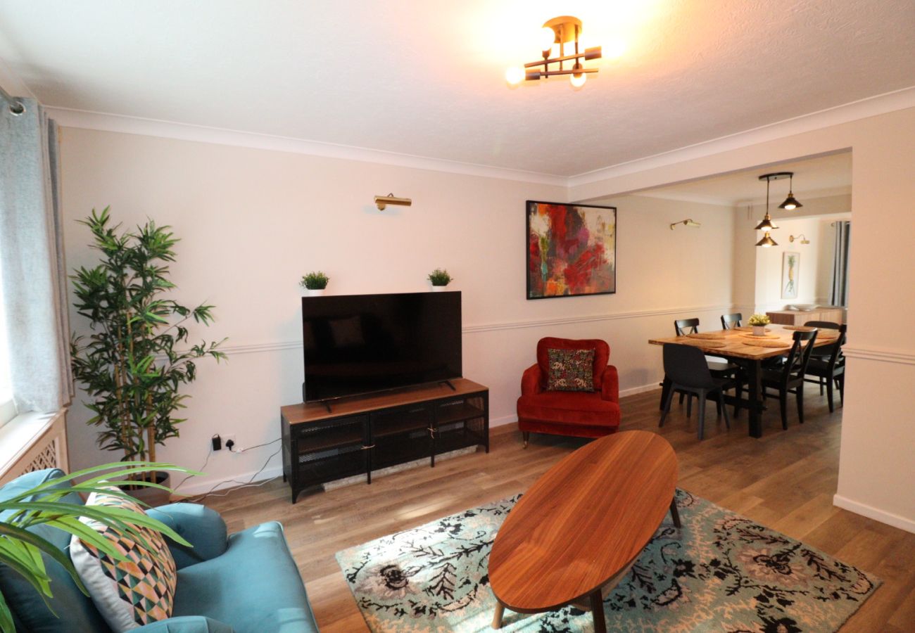 House in Addlestone - Spacious 5 bedroom, 2.5 bathroom house in Addlestone
