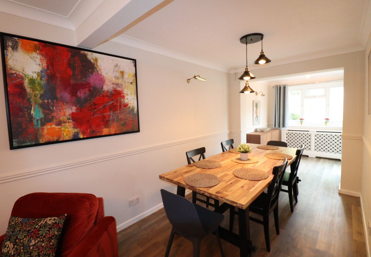 House in Addlestone - Spacious 5 bedroom, 2.5 bathroom house in Addlestone