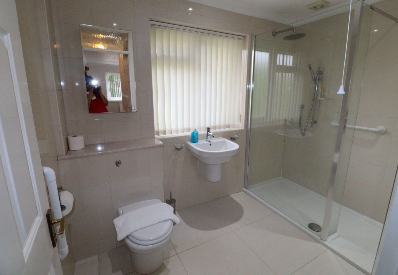 House in Addlestone - Spacious 5 bedroom, 2.5 bathroom house in Addlestone