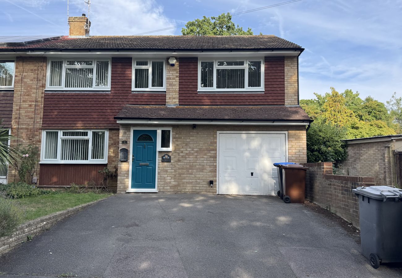 House in Addlestone - Spacious 5 bedroom, 2.5 bathroom house in Addlestone