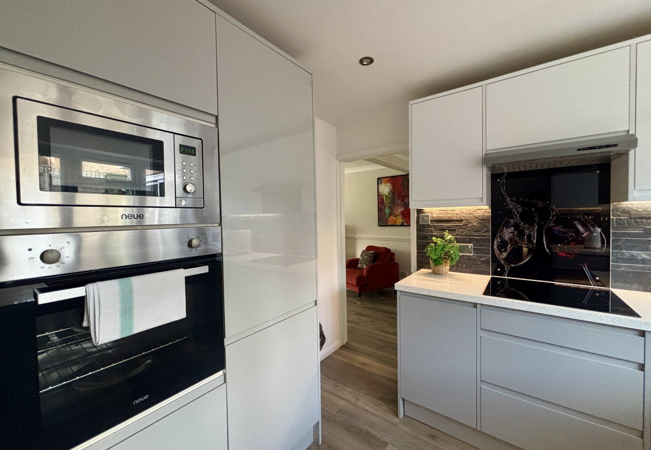 House in Addlestone - Spacious 5 bedroom, 2.5 bathroom house in Addlestone