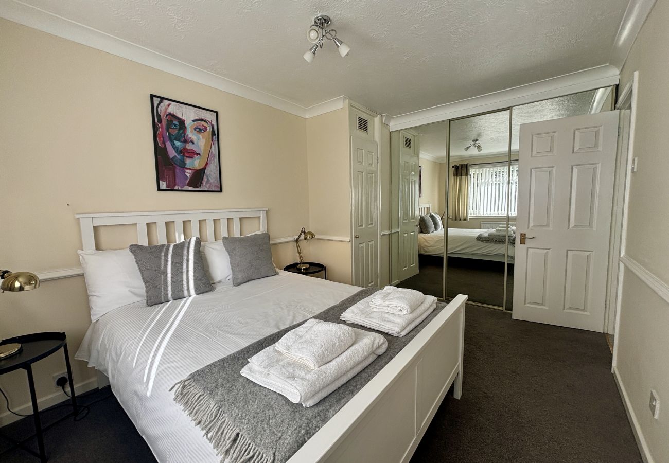 House in Addlestone - Spacious 5 bedroom, 2.5 bathroom house in Addlestone