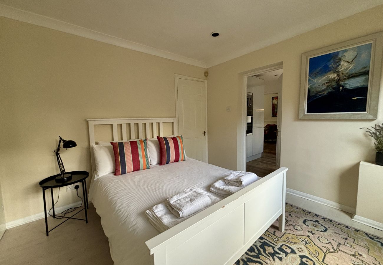 House in Addlestone - Spacious 5 bedroom, 2.5 bathroom house in Addlestone