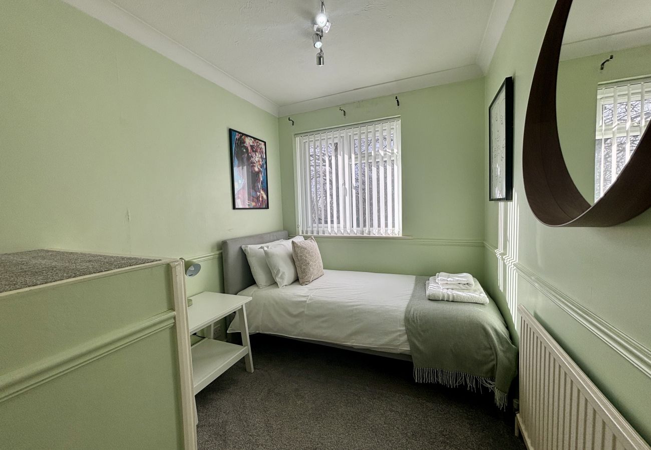 House in Addlestone - Spacious 5 bedroom, 2.5 bathroom house in Addlestone