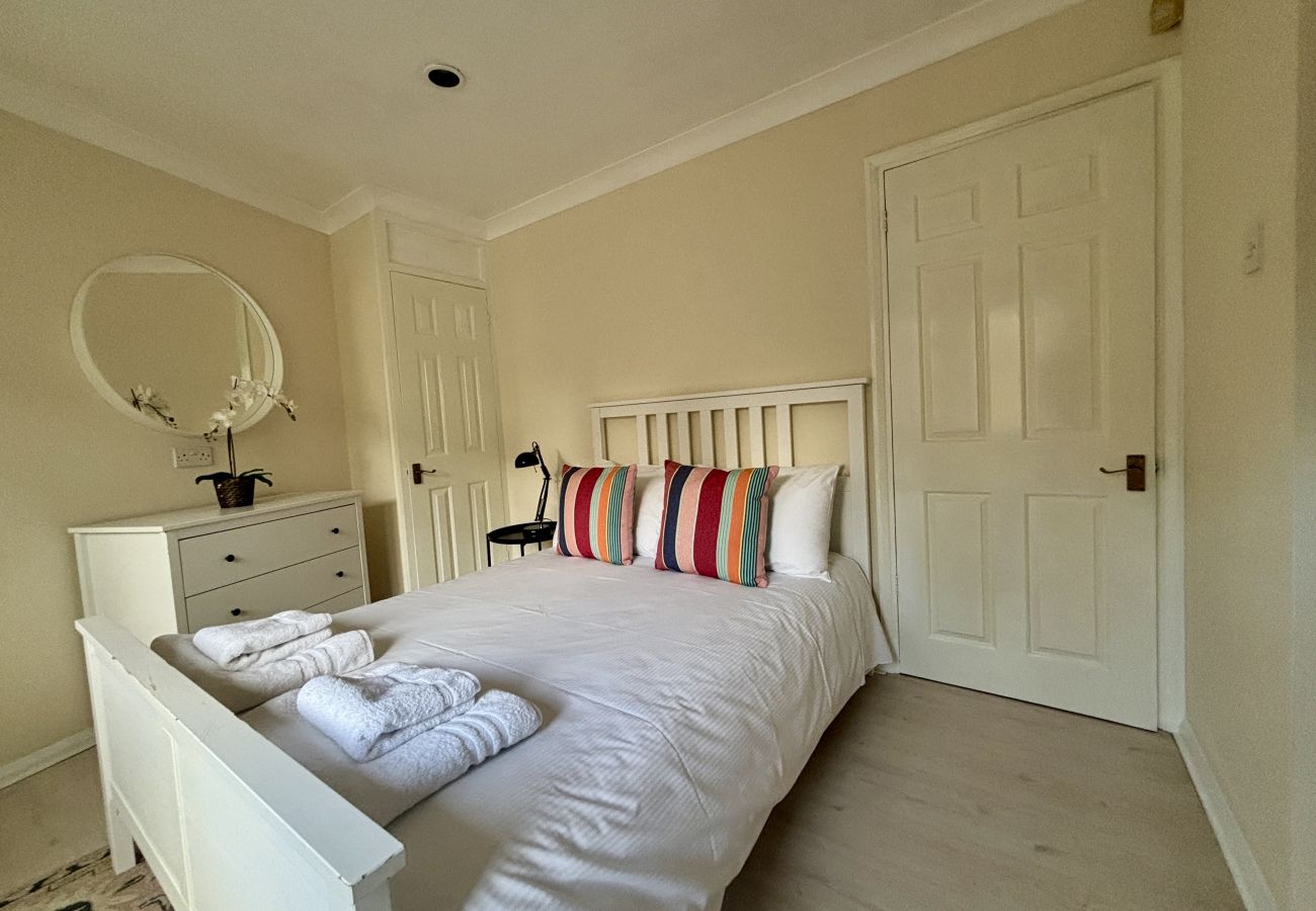 House in Addlestone - Spacious 5 bedroom, 2.5 bathroom house in Addlestone