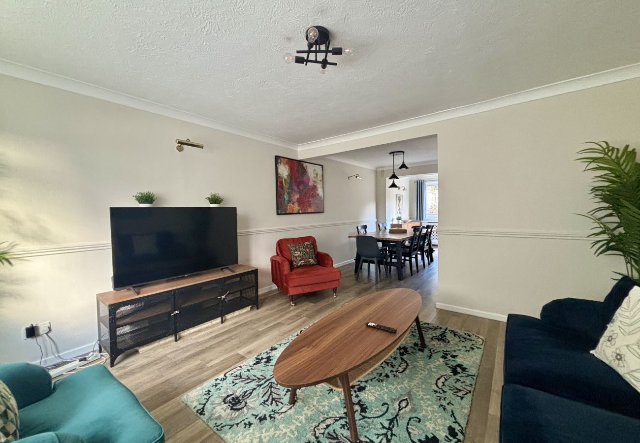 House in Addlestone - Spacious 5 bedroom, 2.5 bathroom house in Addlestone