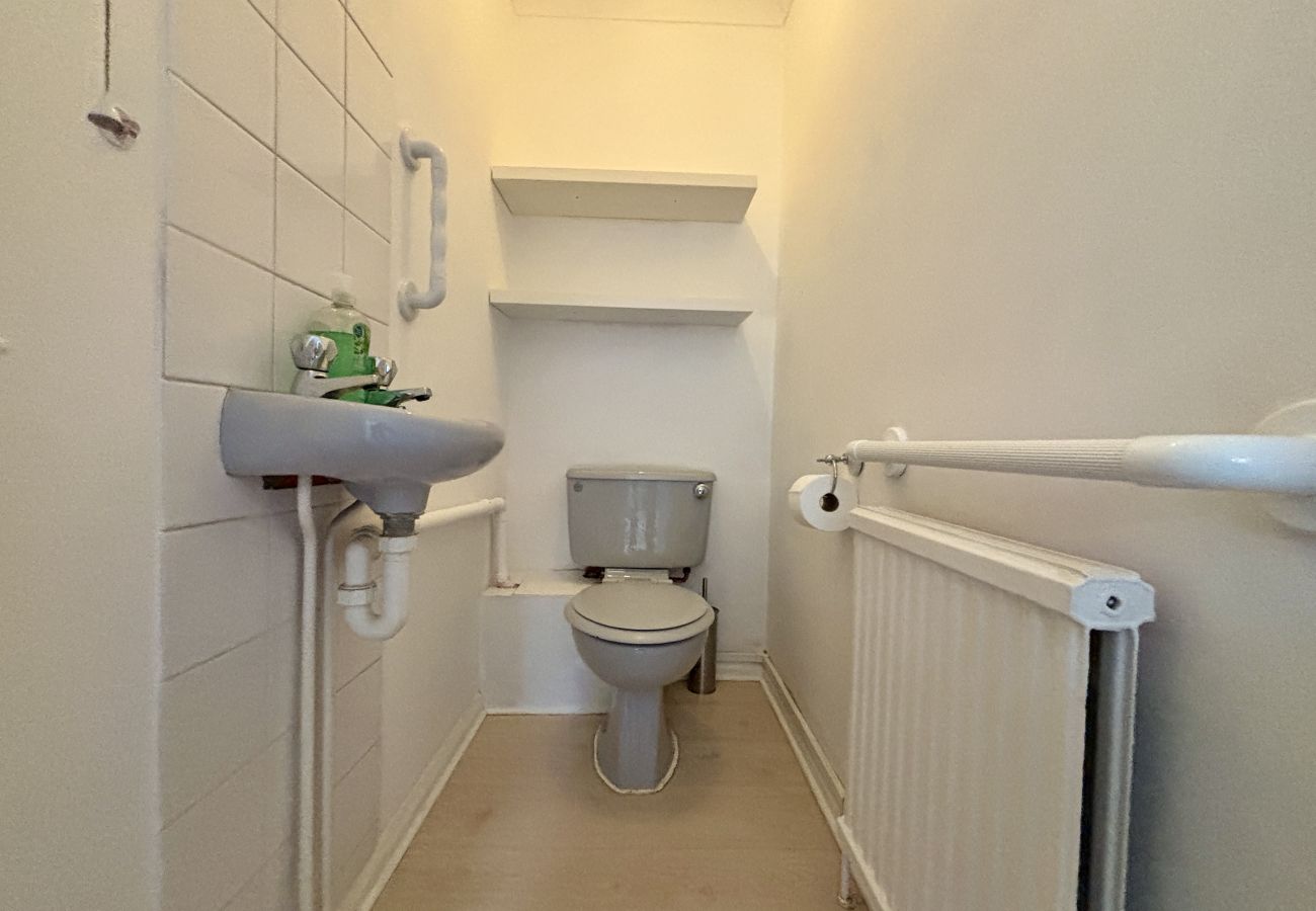 House in Addlestone - Spacious 5 bedroom, 2.5 bathroom house in Addlestone