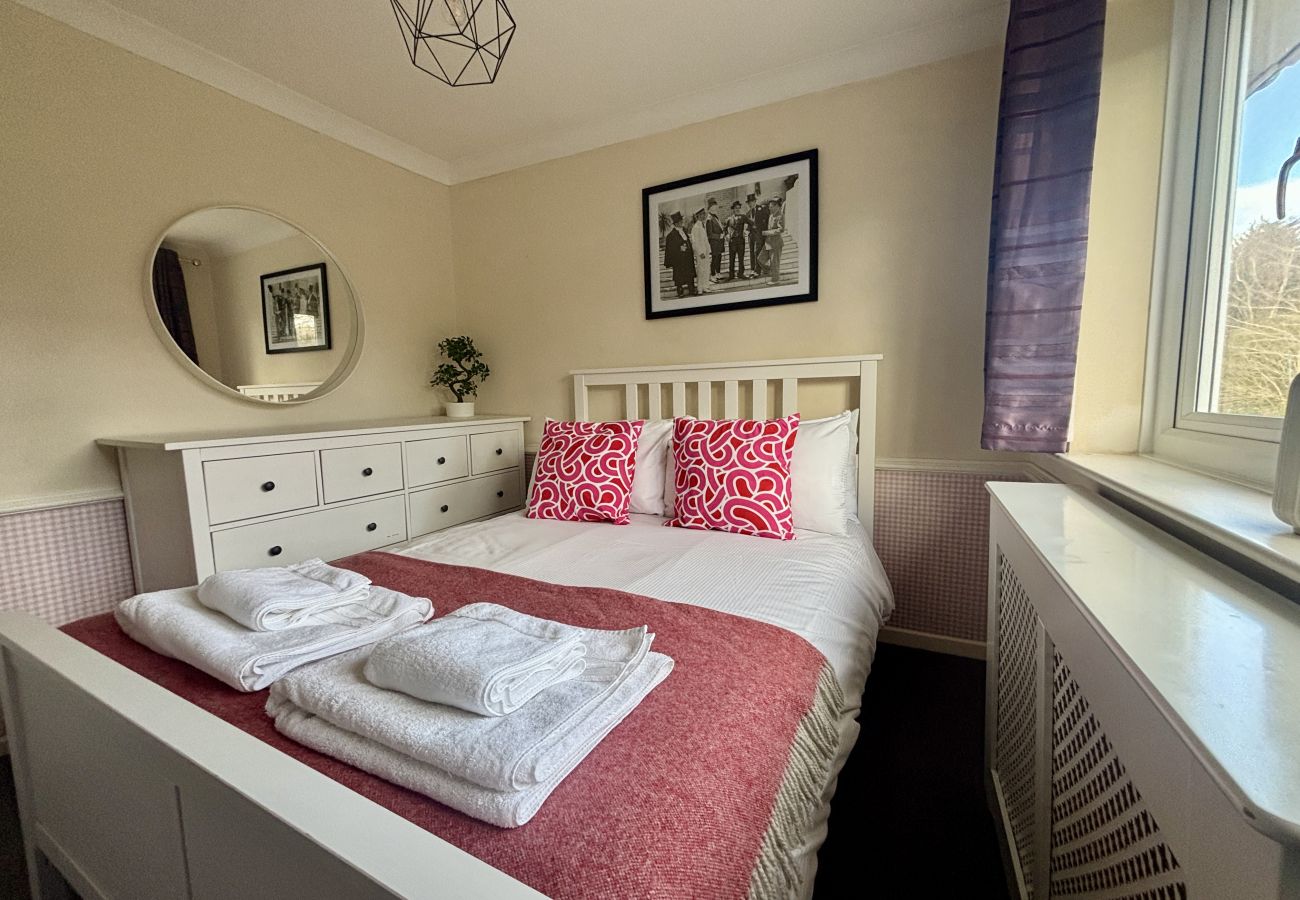 House in Addlestone - Spacious 5 bedroom, 2.5 bathroom house in Addlestone