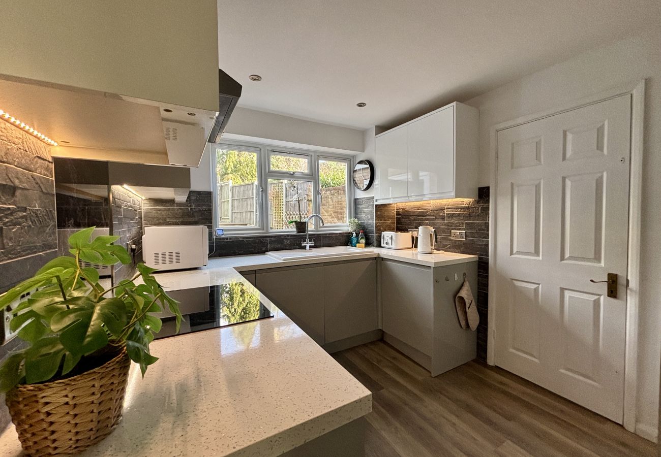 House in Addlestone - Spacious 5 bedroom, 2.5 bathroom house in Addlestone