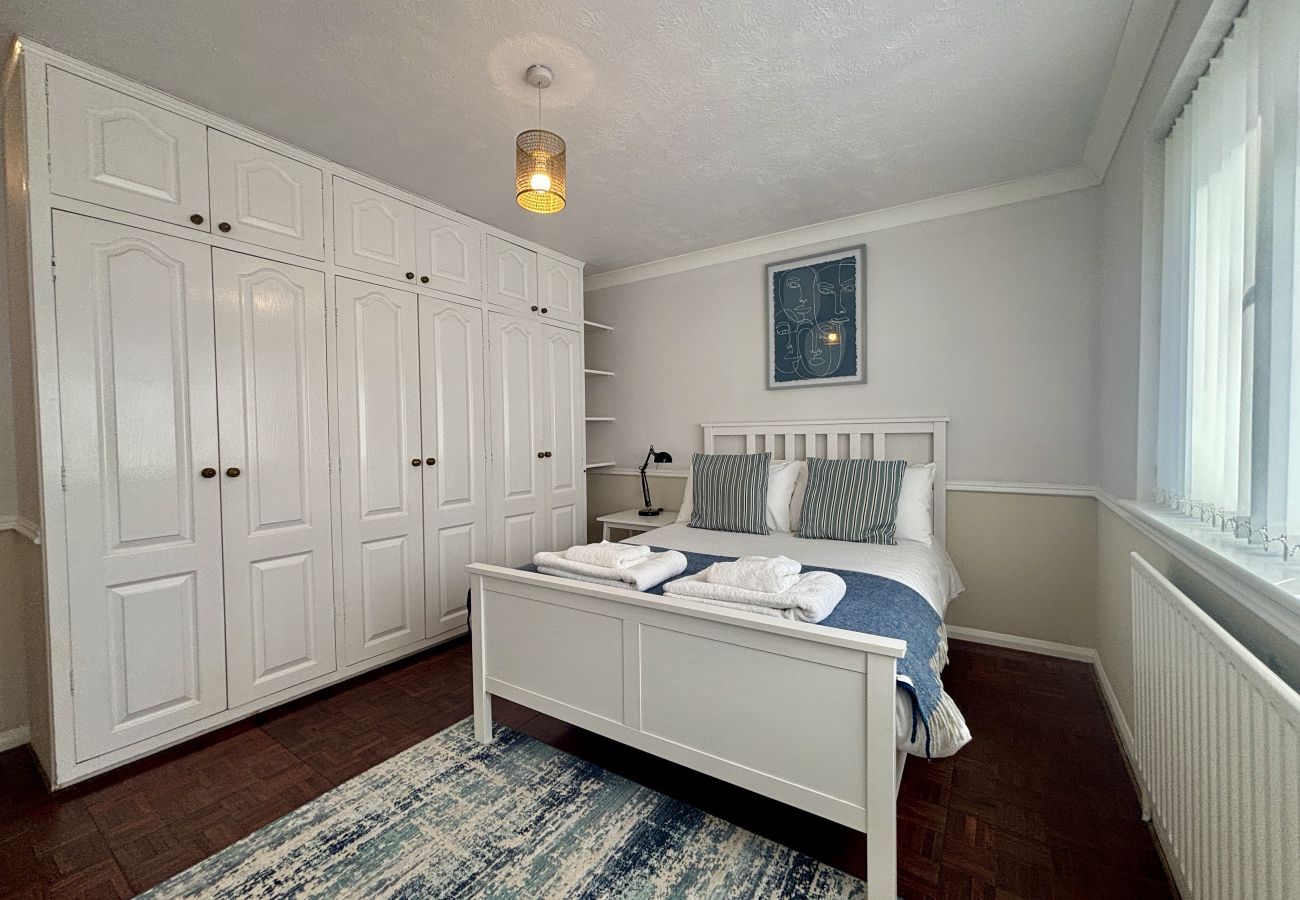 House in Addlestone - Spacious 5 bedroom, 2.5 bathroom house in Addlestone