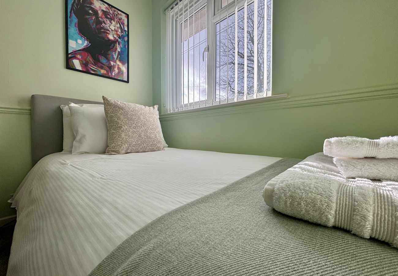 House in Addlestone - Spacious 5 bedroom, 2.5 bathroom house in Addlestone