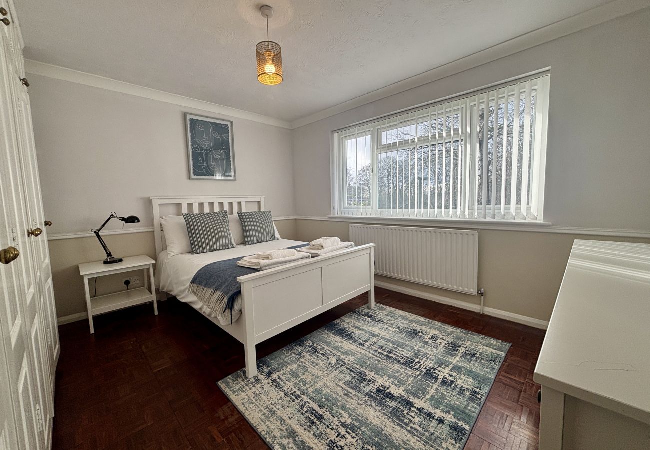 House in Addlestone - Spacious 5 bedroom, 2.5 bathroom house in Addlestone