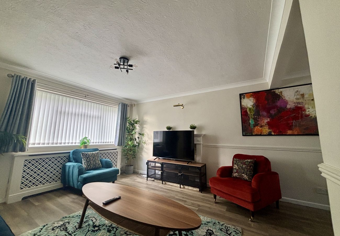 House in Addlestone - Spacious 5 bedroom, 2.5 bathroom house in Addlestone