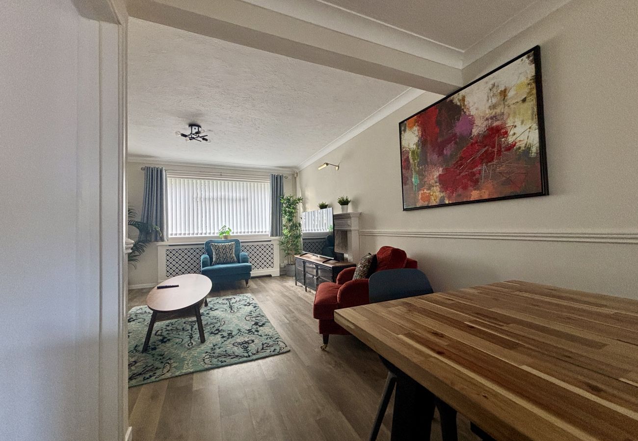 House in Addlestone - Spacious 5 bedroom, 2.5 bathroom house in Addlestone