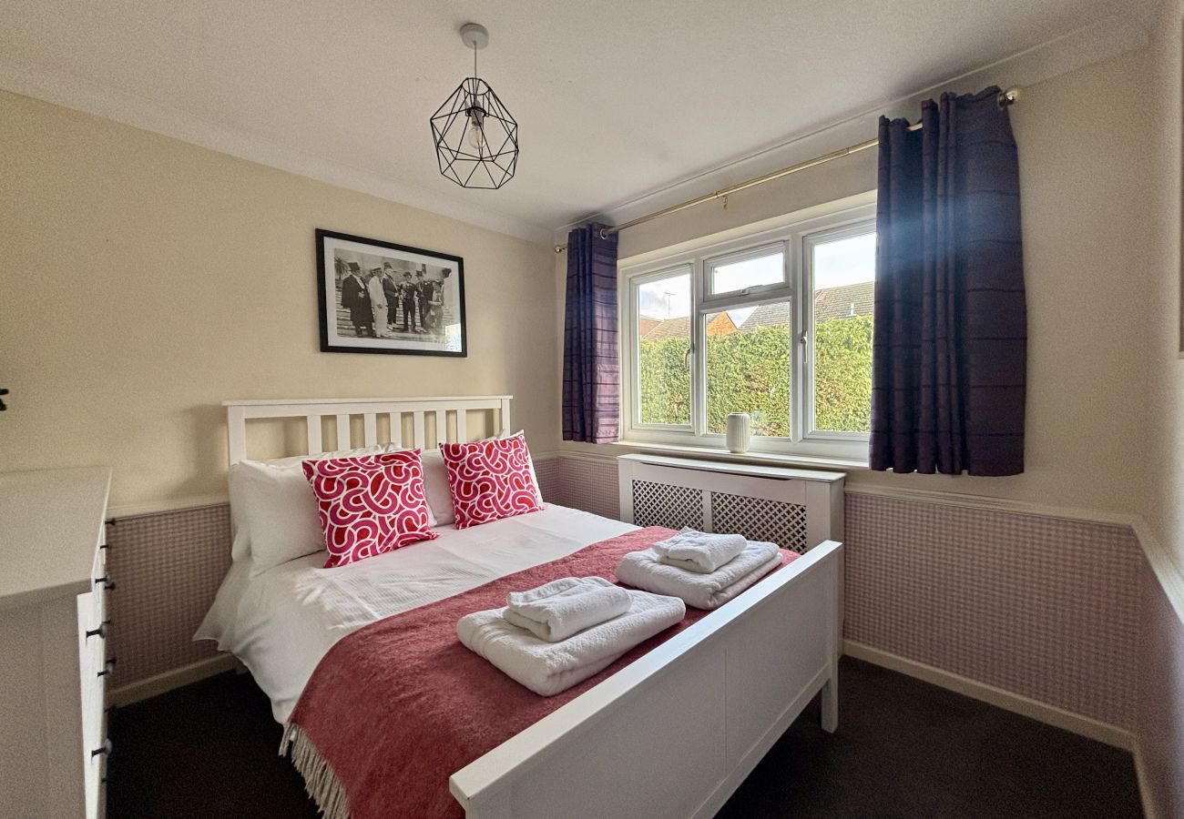 House in Addlestone - Spacious 5 bedroom, 2.5 bathroom house in Addlestone