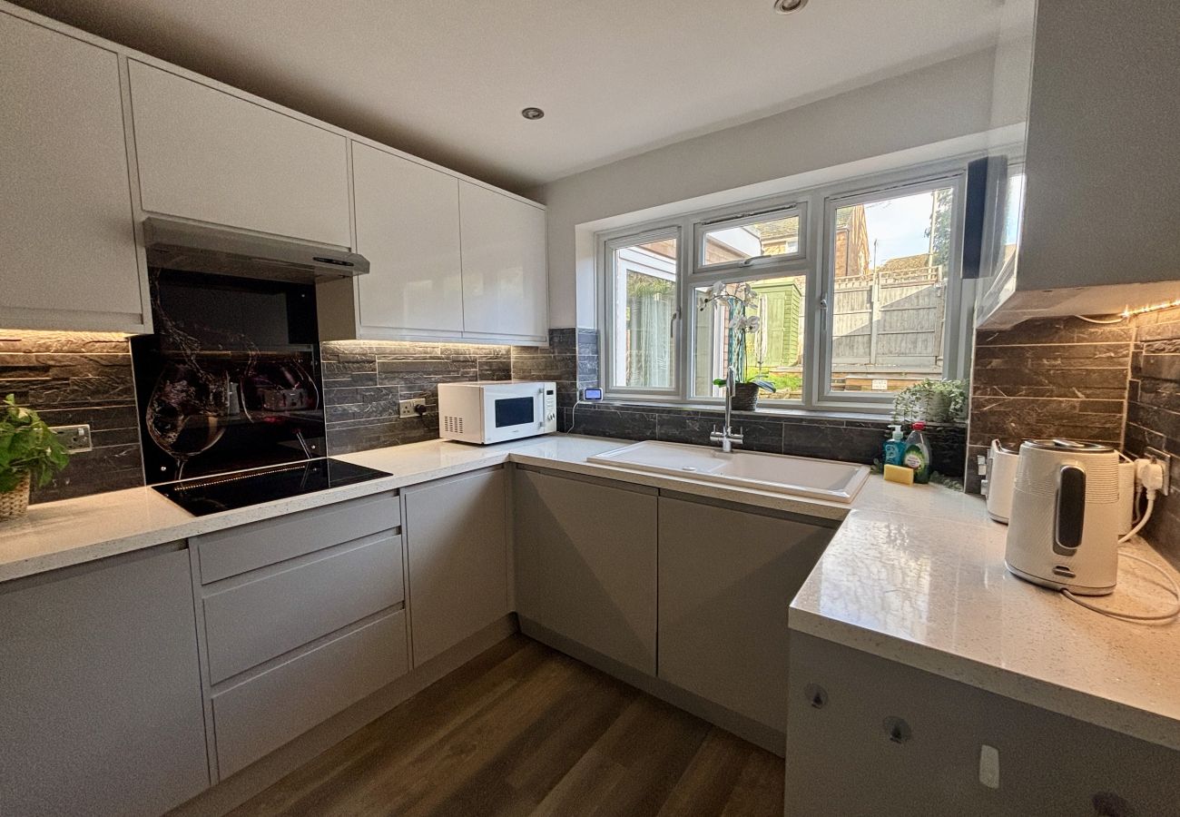 House in Addlestone - Spacious 5 bedroom, 2.5 bathroom house in Addlestone