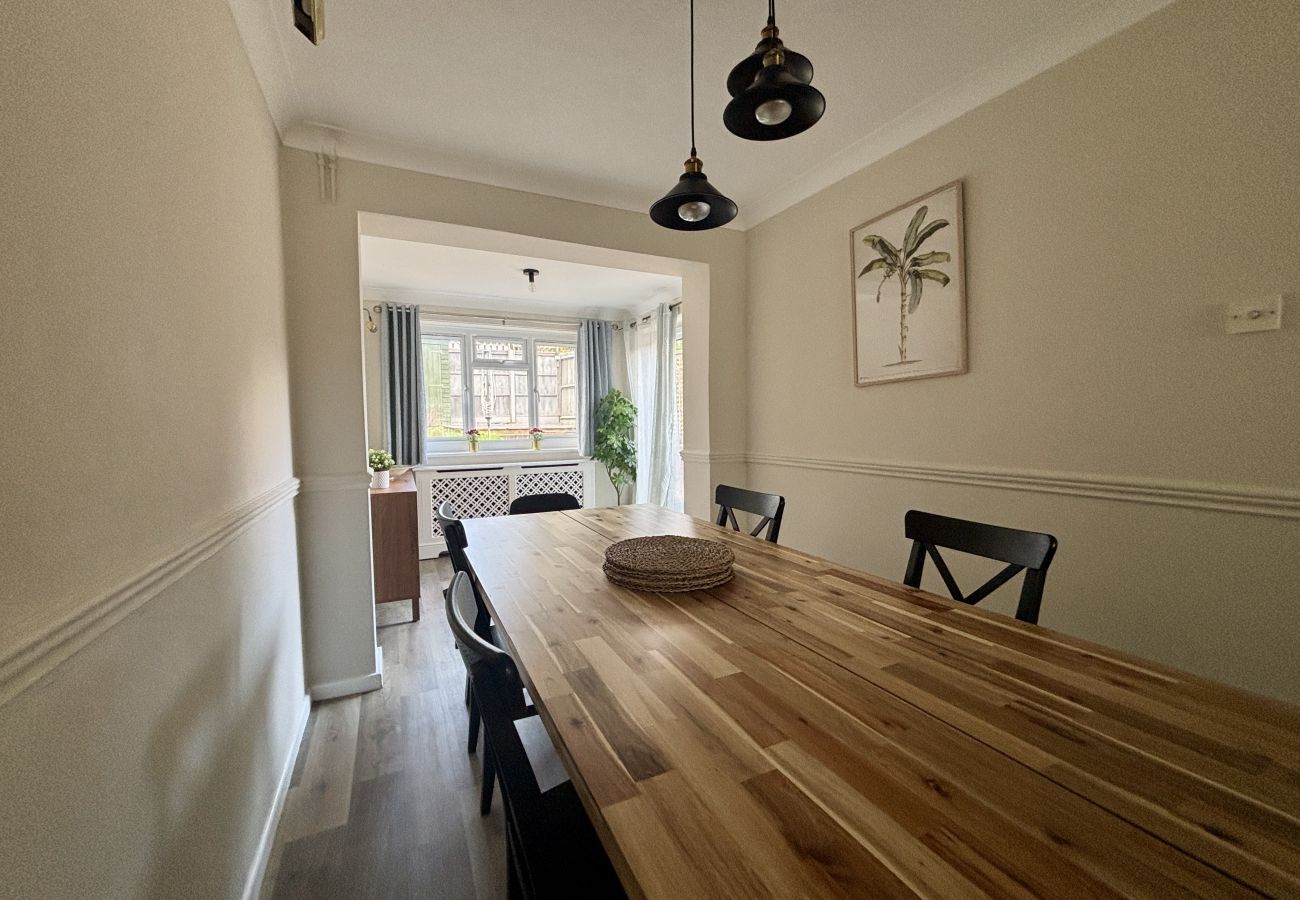 House in Addlestone - Spacious 5 bedroom, 2.5 bathroom house in Addlestone