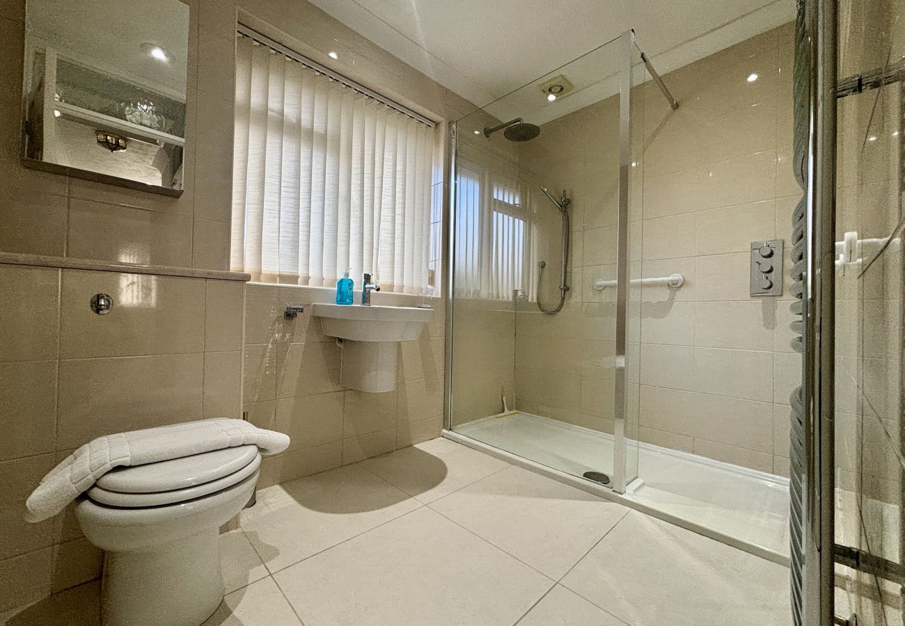 House in Addlestone - Spacious 5 bedroom, 2.5 bathroom house in Addlestone