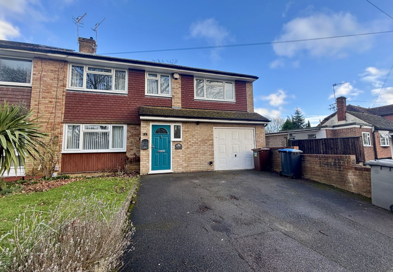 House in Addlestone - Spacious 5 bedroom, 2.5 bathroom house in Addlestone