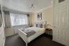 House in Addlestone - Spacious 5 bedroom, 2.5 bathroom house in Addlestone