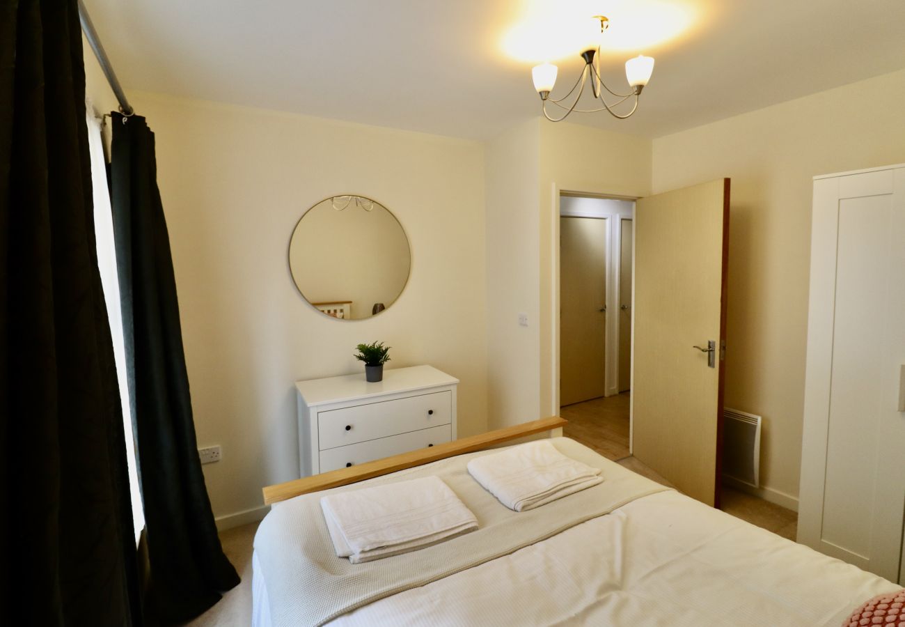 Apartment in Woking - 2-Bedroom Apartment with Balcony & Parking in Central Woking