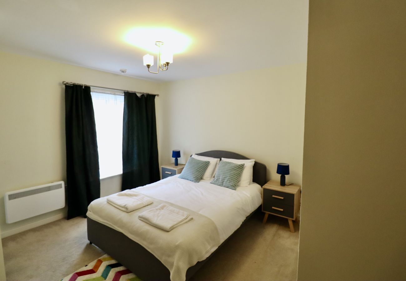 Apartment in Woking - 2-Bedroom Apartment with Balcony & Parking in Central Woking