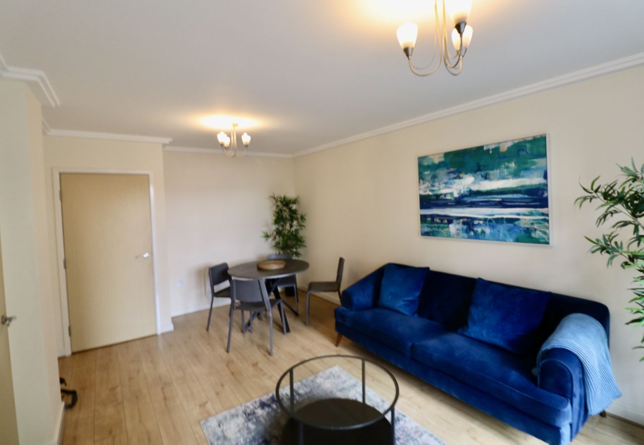Apartment in Woking - 2-Bedroom Apartment with Balcony & Parking in Central Woking