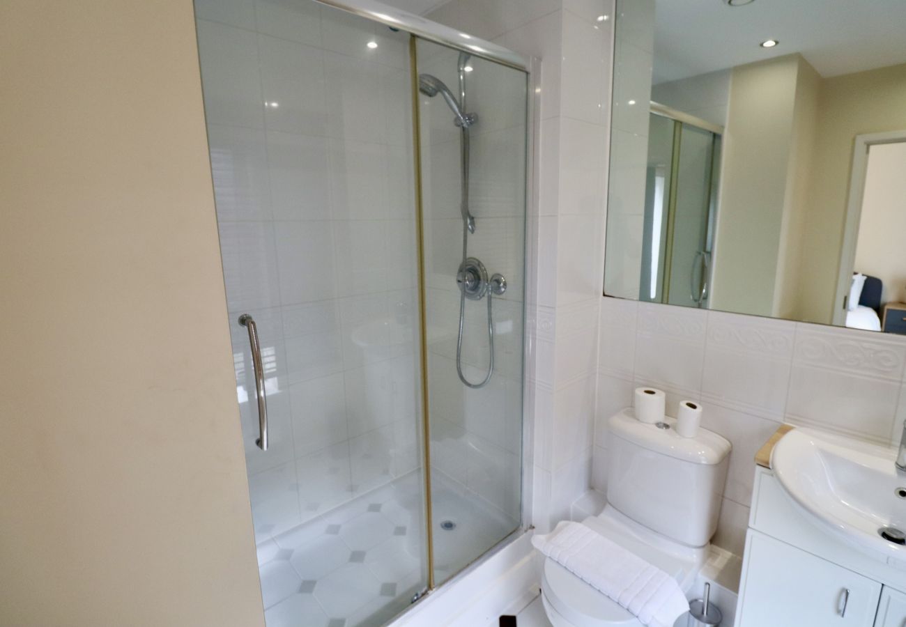 Apartment in Woking - 2-Bedroom Apartment with Balcony & Parking in Central Woking