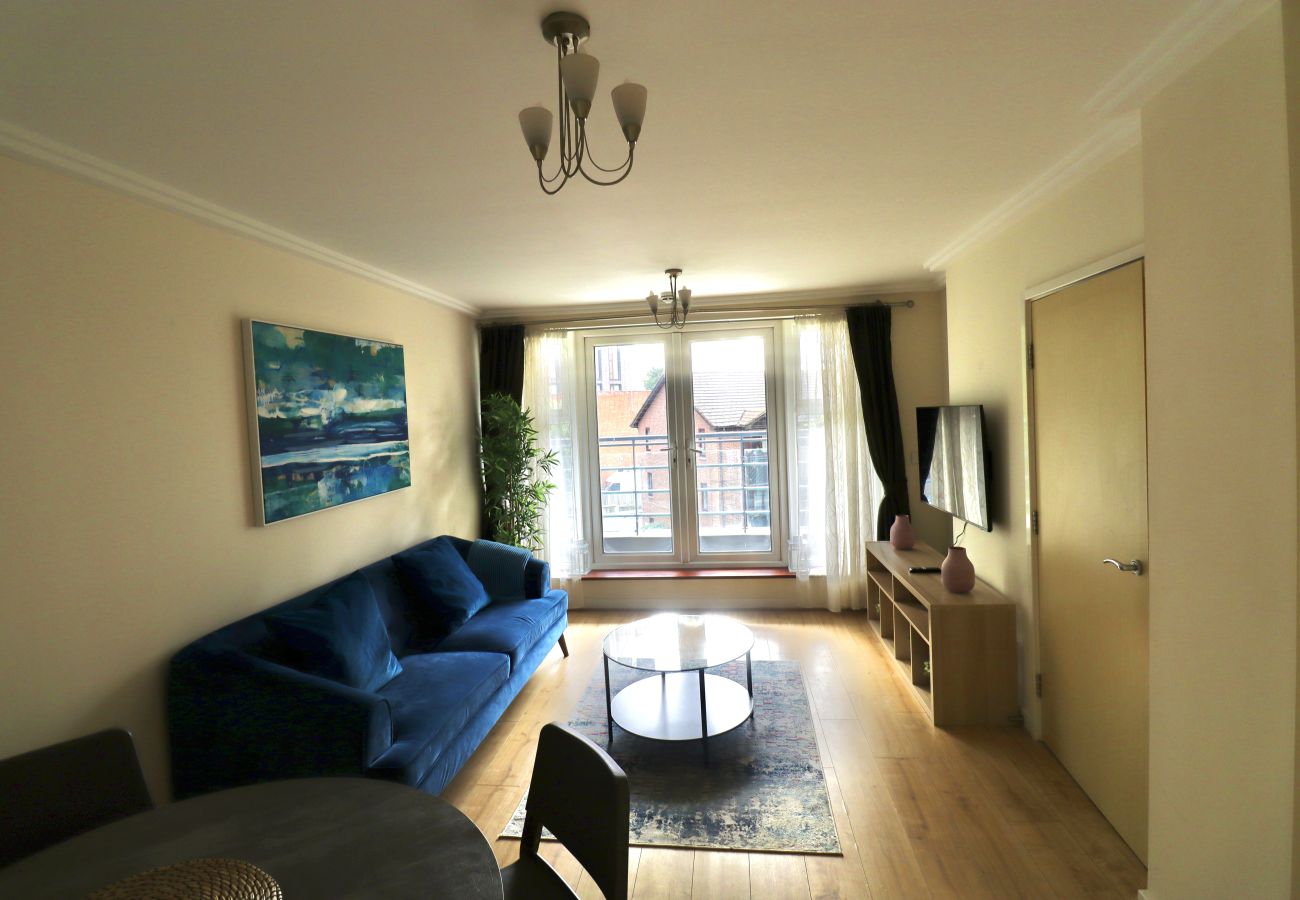 Apartment in Woking - 2-Bedroom Apartment with Balcony & Parking in Central Woking