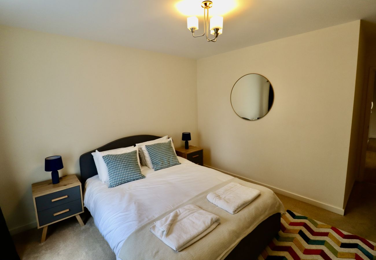 Apartment in Woking - 2-Bedroom Apartment with Balcony & Parking in Central Woking