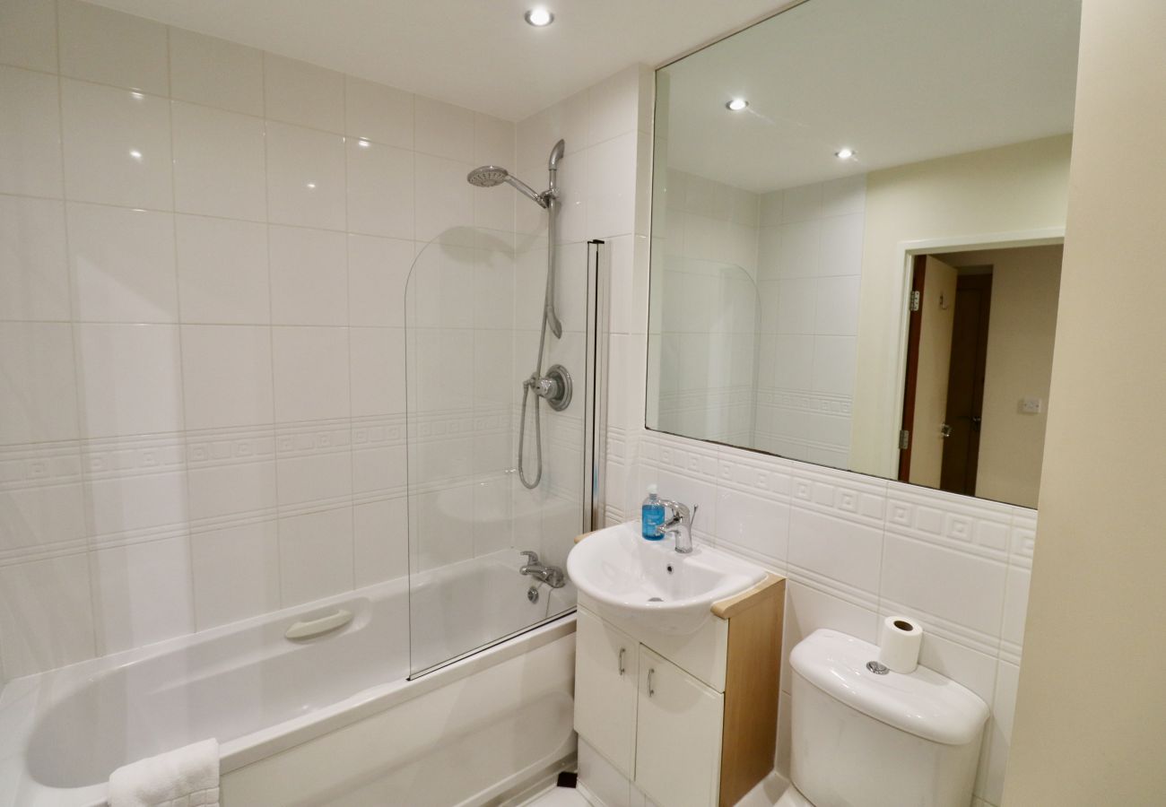 Apartment in Woking - 2-Bedroom Apartment with Balcony & Parking in Central Woking