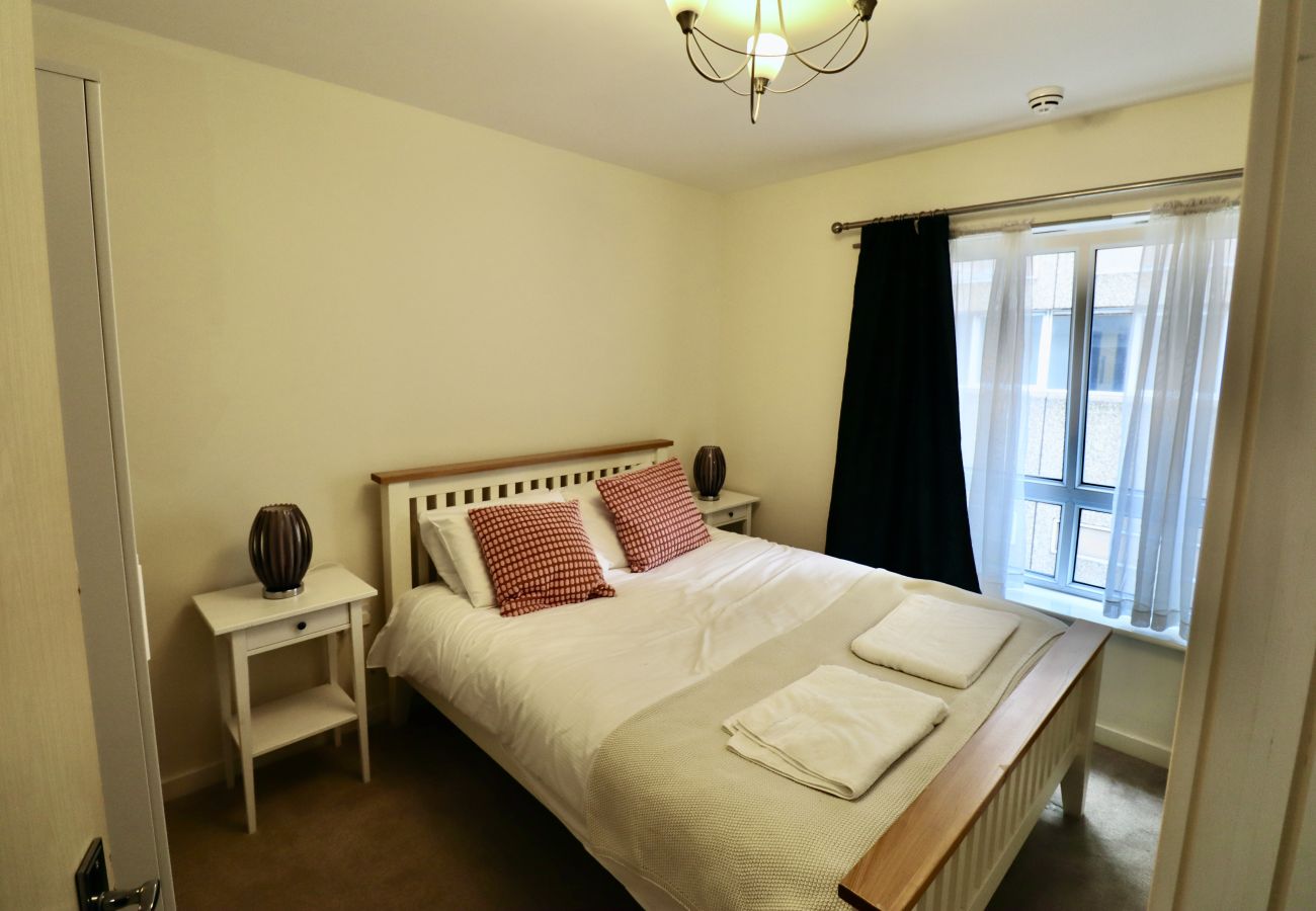 Apartment in Woking - 2-Bedroom Apartment with Balcony & Parking in Central Woking