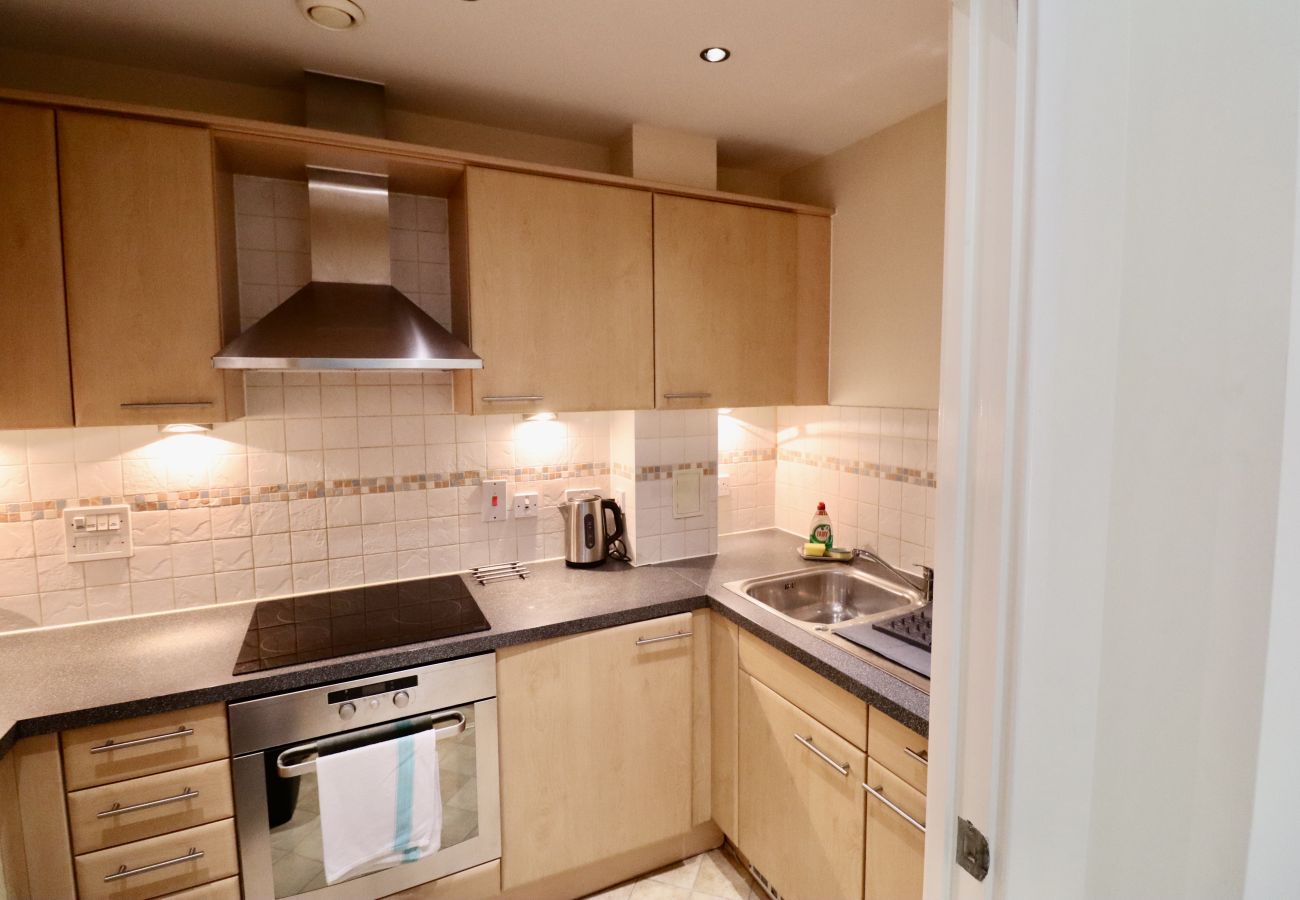 Apartment in Woking - 2-Bedroom Apartment with Balcony & Parking in Central Woking