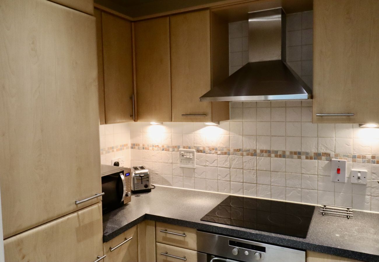 Apartment in Woking - 2-Bedroom Apartment with Balcony & Parking in Central Woking