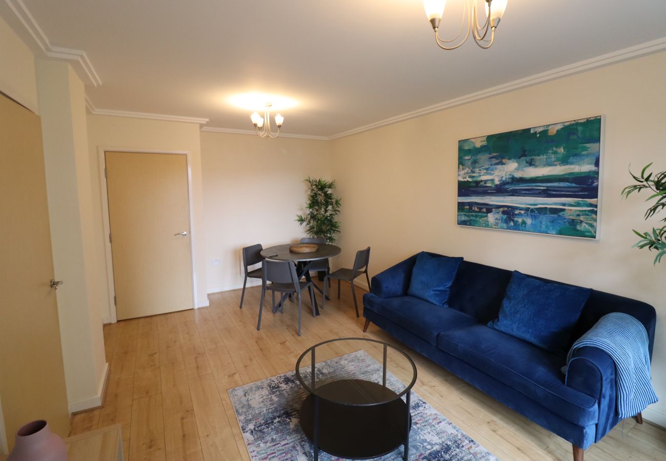 Apartment in Woking - 2-Bedroom Apartment with Balcony & Parking in Central Woking