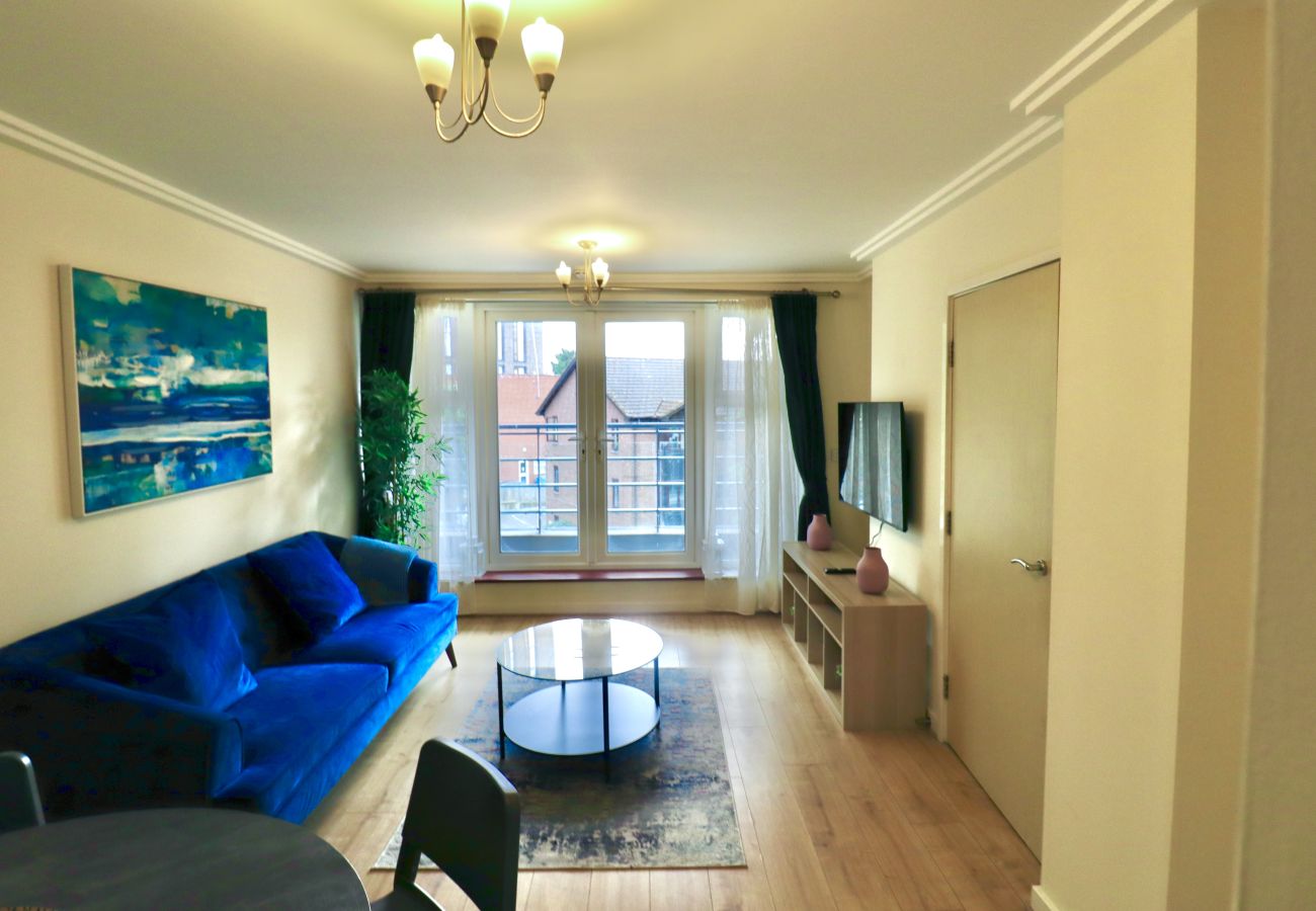 Apartment in Woking - 2-Bedroom Apartment with Balcony & Parking in Central Woking